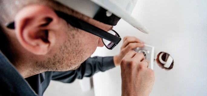 Wir bieten professionelle Elektrodienstleistungen, von Elektroinstallationen über Wartung und Entstörung bis zur elektrischen Fachplanung. 