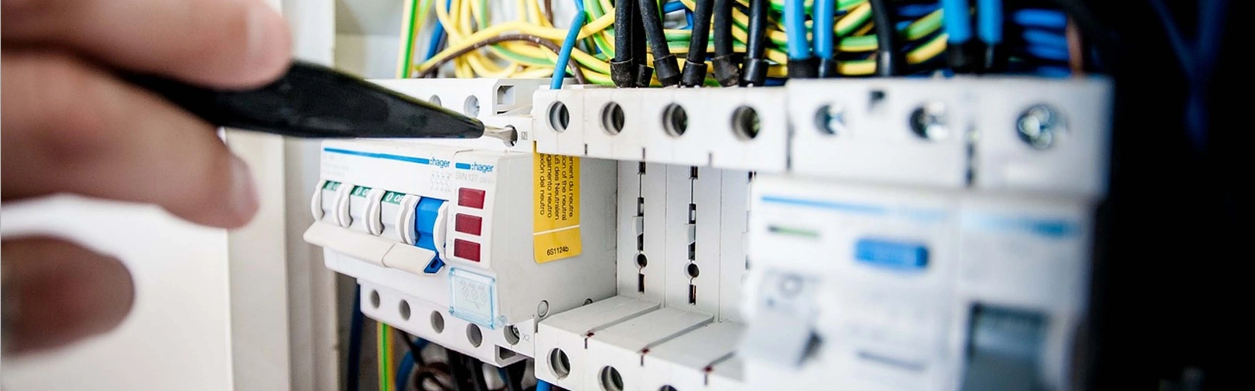 Wir bieten spannende Jobmöglichkeiten in Berlin und Brandenburg. Als Elektriker, Elektrikermeister oder Elektrofachkraft.